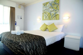 Гостиница Cleveland Bay Air Motel  Кливленд